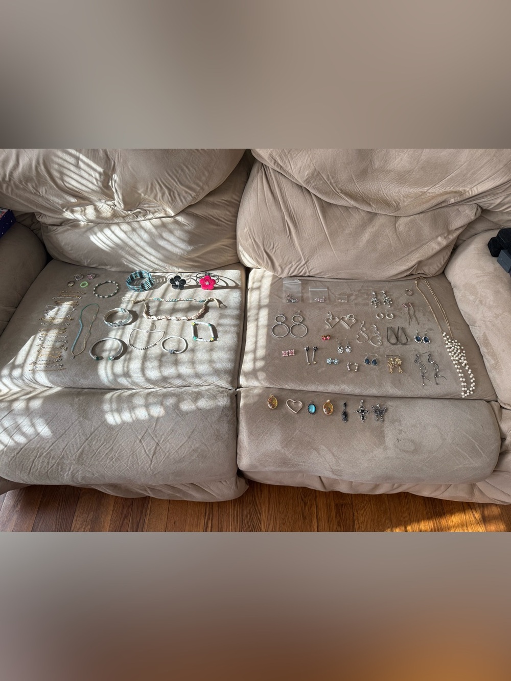 Bundle of 77 pieces of jewelry